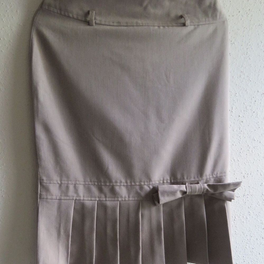 Tan midi skirt with bow and pleat detail